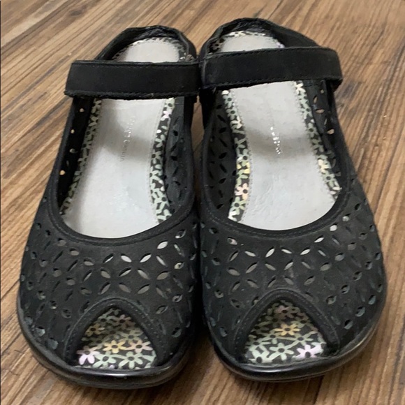 Shoes - Picture 4 of 4